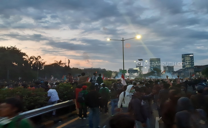  Polisi Hujani Massa dengan Gas Air Mata di Perempatan Slipi