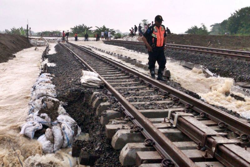 Banjir Rendam Rel di Grobogan, Perjalanan Kereta Api Semarang-Surabaya Terganggu
