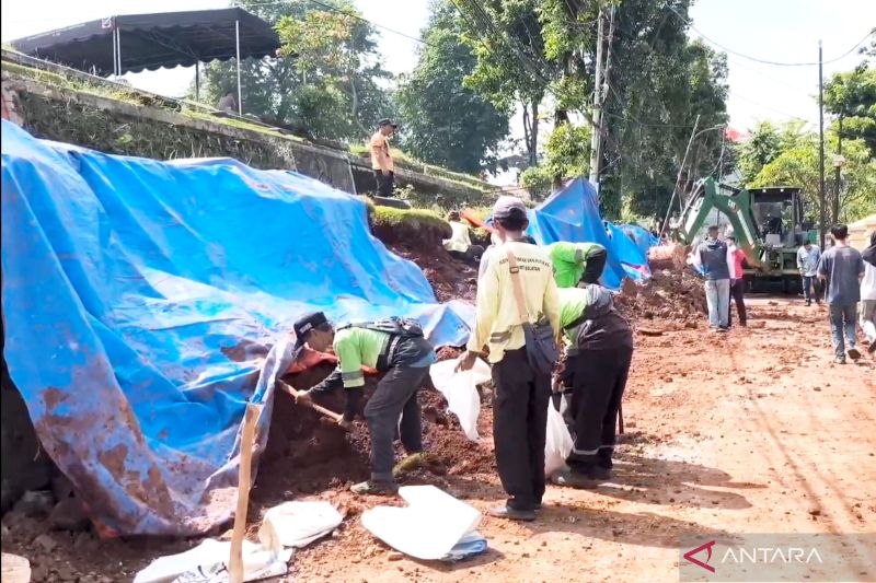 Cuaca Eksrem Bikin 12 Jenazah Terdampak Robohnya Pembatas TPU Jeruk Purut