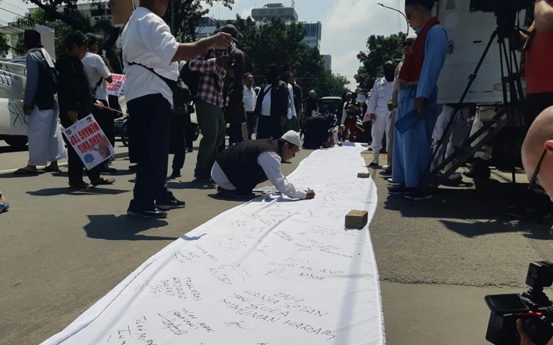 Aksi massa mendesak pemprov DKI lepas saham bir
