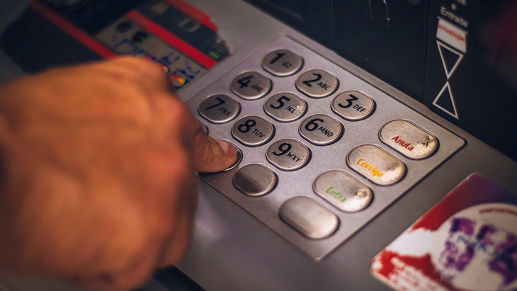 Liburan ke Luar Negeri, Pahami Besaran Biaya Penarikan Uang Tunai di ATM Lokal