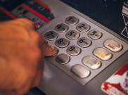 Liburan ke Luar Negeri, Pahami Besaran Biaya Penarikan Uang Tunai di ATM Lokal