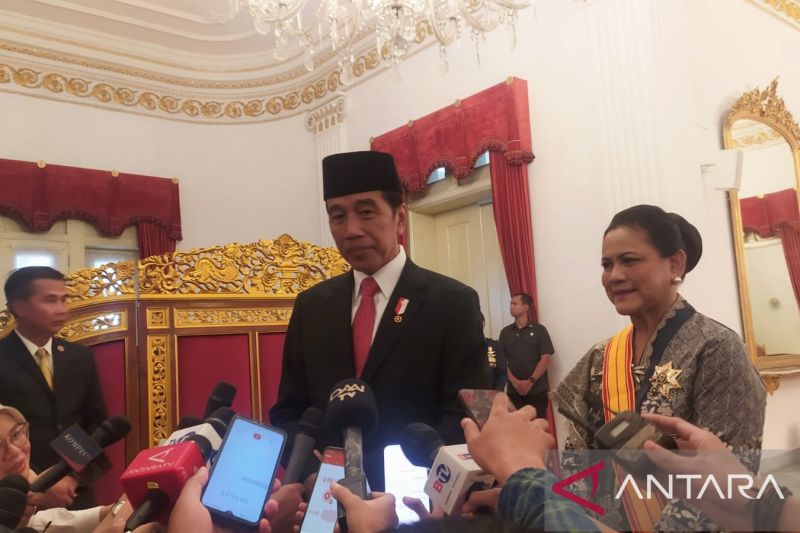 Jokowi Berikan Tanda Kehormatan untuk Iriana dan 17 Tokoh Lain