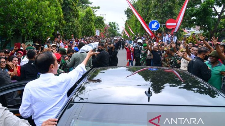 Hari Kedua di Maluku, Jokowi Terbang Antar-pulau Demi Bagikan Bansos dan BLT BBM