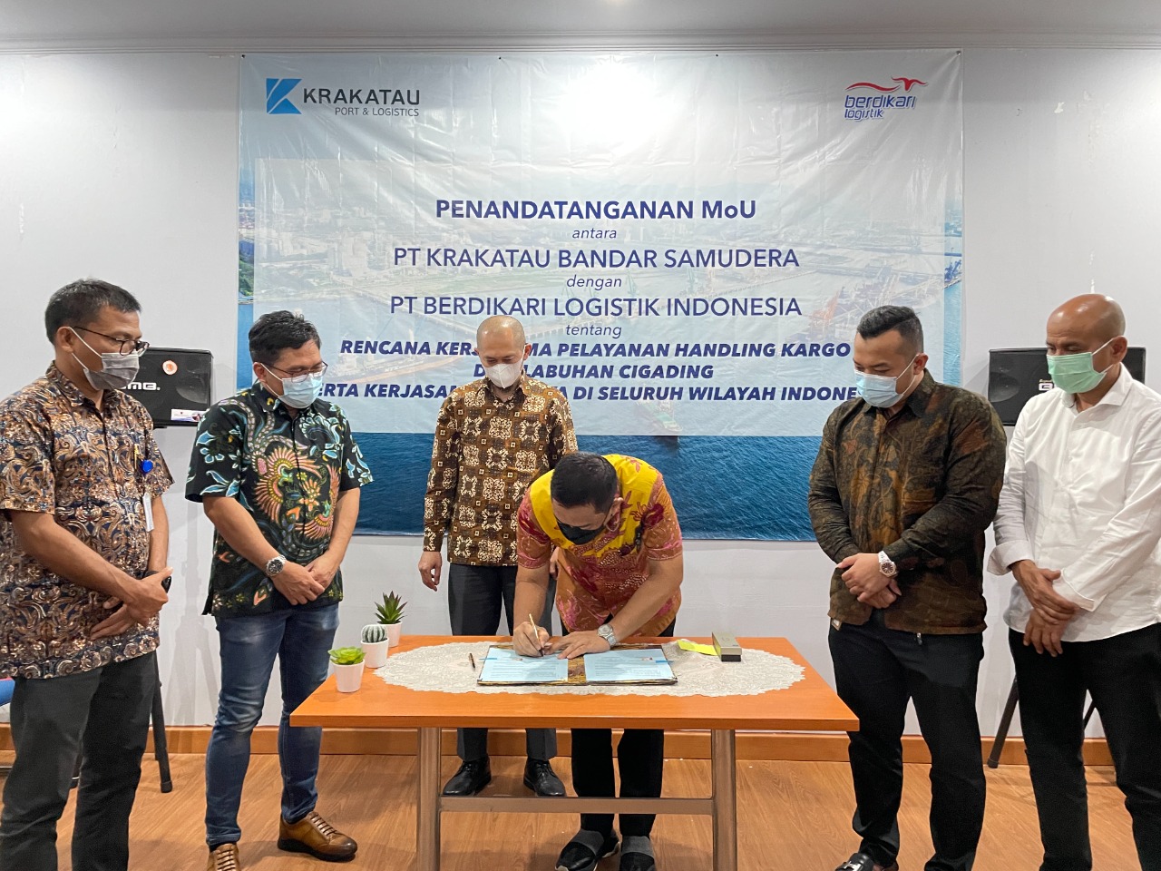 penandatanganan MoU antara PT. Krakatau Bandar Samudera (PT KBS) dengan PT. Berdikari Logistik Indonesia.