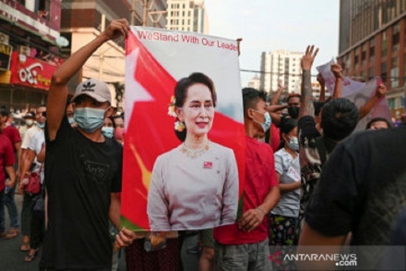 Demonstrasi di Yangon memprotes kudeta militer dan menuntut pembebasan Aung San Suu Kyi, Februari 2021. (ANTARA/Reuters/as)