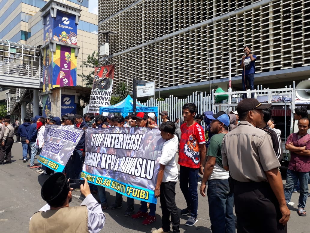 Sekelompok massa Forum Umat Islam Bersatu (FUIB) mendatangi Gedung KPU dan Bawaslu. Mereka menyerukan penolakan terhadap people power