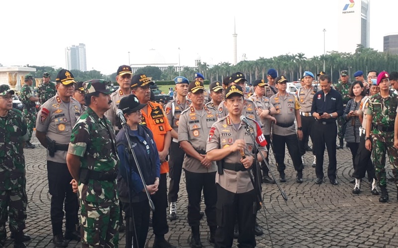 Kapolri Jenderal Tito Karnavian bersama Panglima TNI Hadi Tjahjanto saat Apel Pengamanan Idulfitri 2019