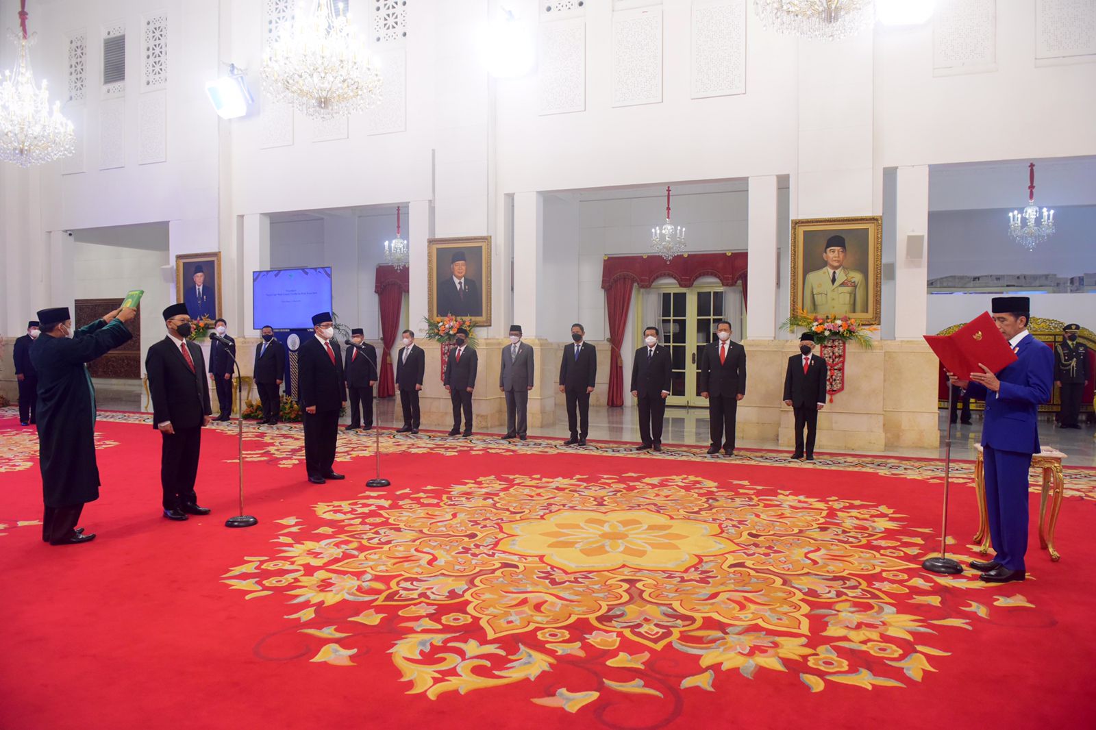 Presiden Jokowi melantik Kepala dan Wakil Kepala Otorita IKN, Kamis (10/3), di Istana Negara, Jakarta. (Foto: Humas Setkab/Jay)