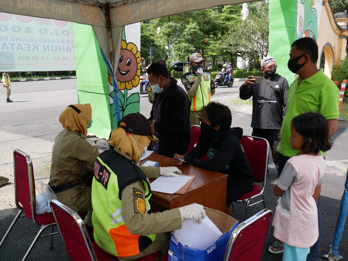 Warga yang tidak memakai masker terjaring razia Satpol PP Solo Jawa Tengah. (MP/Ismail)