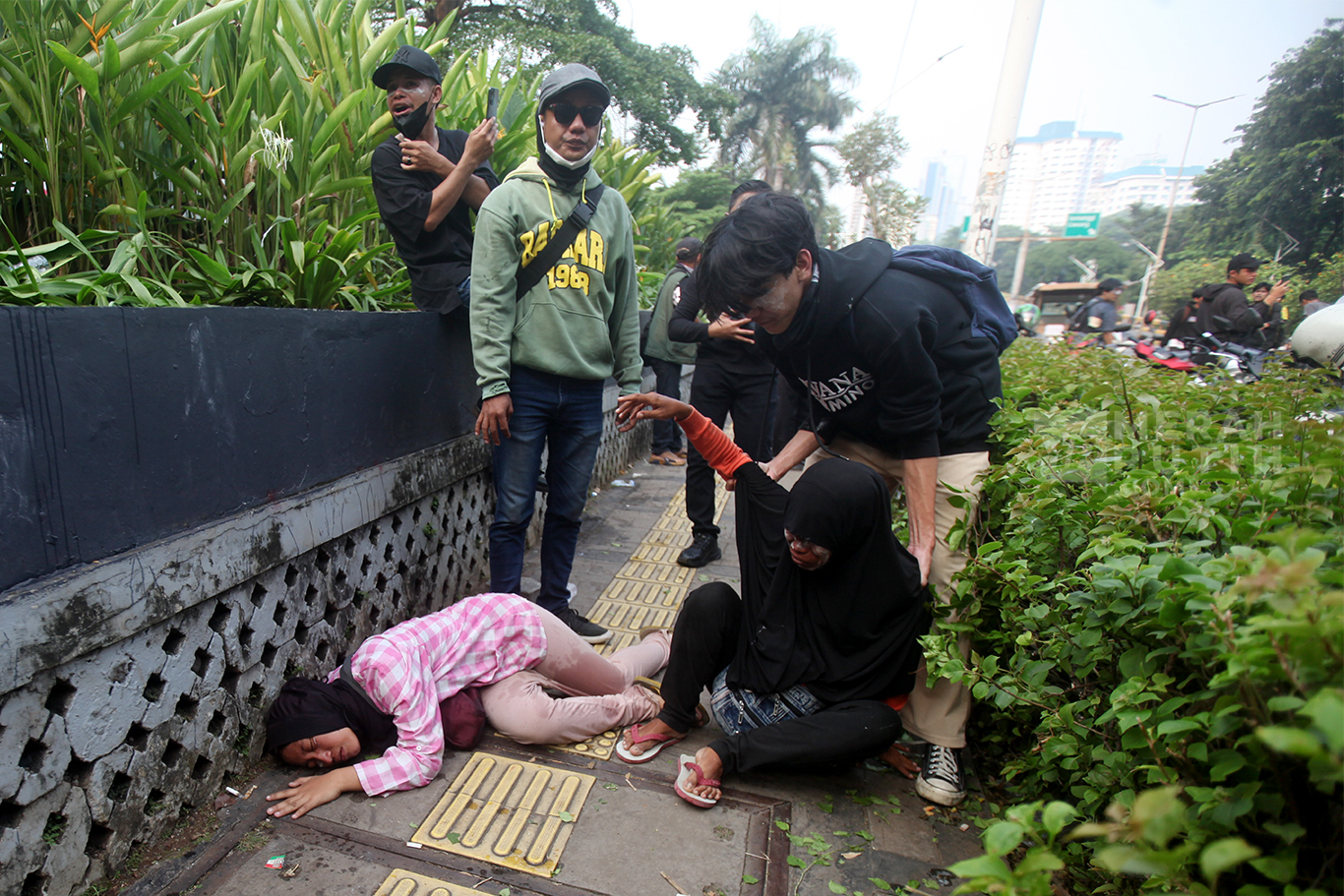 Deretan Pedagang Terkena Gas Air Mata Imbas Demo Bubarkan DPR Bentrok di Jakarta