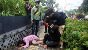 Deretan Pedagang Terkena Gas Air Mata Imbas Demo Bubarkan DPR Bentrok di Jakarta