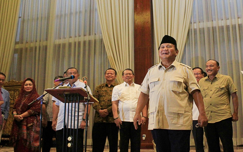 Capres Prabowo bercanda dengan para awak media di Kertanegara