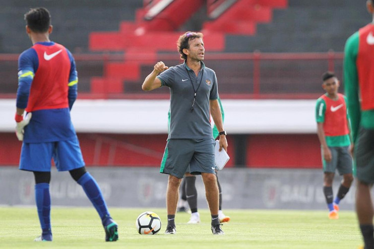 Luis Milla Tangani Persib Bandung