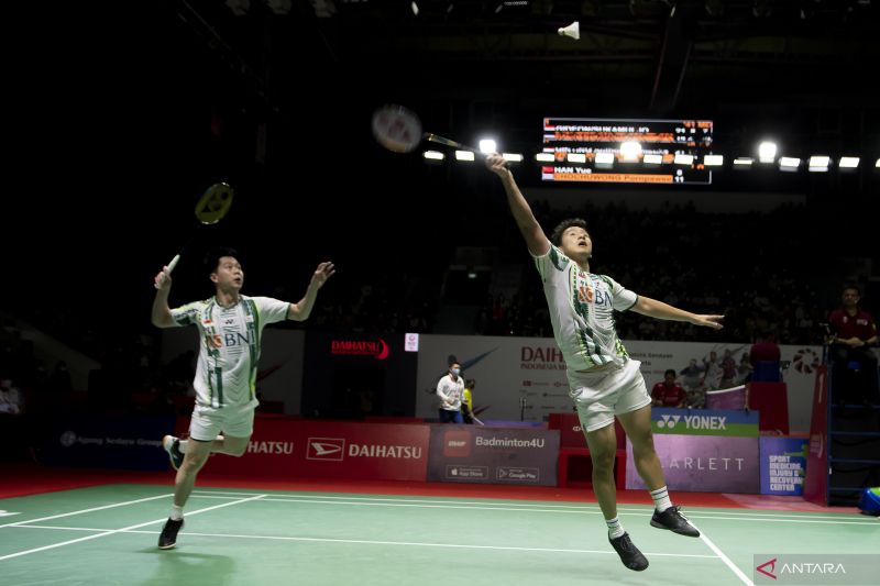 Pebulu tangkis ganda putra Indonesia Marcus Fernaldi Gideon (kanan) dan Kevin Sanjaya Sukamuljo (kiri) mengembalikan kok ke arah lawan pebulu tangkis ganda putra Thailand Supak Jomkoh-Kittinupong pada babak 16 besar Daihatsu Indonesia Masters 2022 di Istora Senayan, Jakarta, Kamis (9/6/2022). Pasangan Kevin/Marcus yang berjuluk The Minions melaju ke babak 8 besar usai menang 21-14, 8-21 dan 21-18. ANTARA FOTO/Muhammad Adimaja/foc.