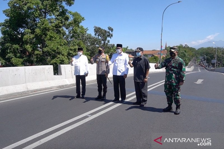 Gubernur Jawa Barat (Jabar) M Ridwan Kamil atau Kang Emil meresmikan dua jalan layang di Kota Bandung, Kamis (22/4/2021), yakni Flyover Jalan Laswi/Jalan Pelajar Pejuang 45 dan Flyover Jalan Jakarta. ((Antara/Ajat Sudrajat))