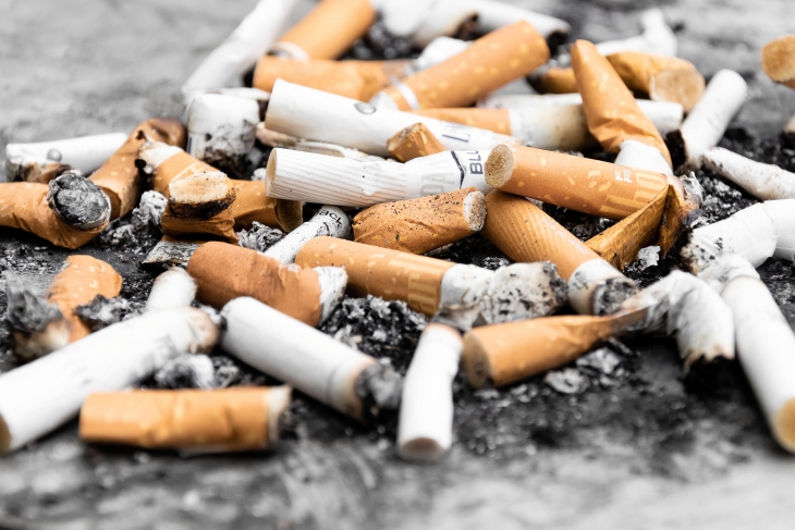 Stress akibat berhenti merokok dapat meningkatkan kecenderungan untuk mencari makanan junk food. (Foto: Unsplash/Pawel Czerwinski)