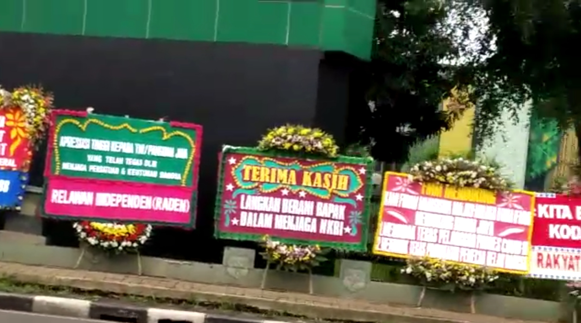 Kodam Jaya Banjir Karangan Bunga Puji Pencopotan Baliho Rizieq