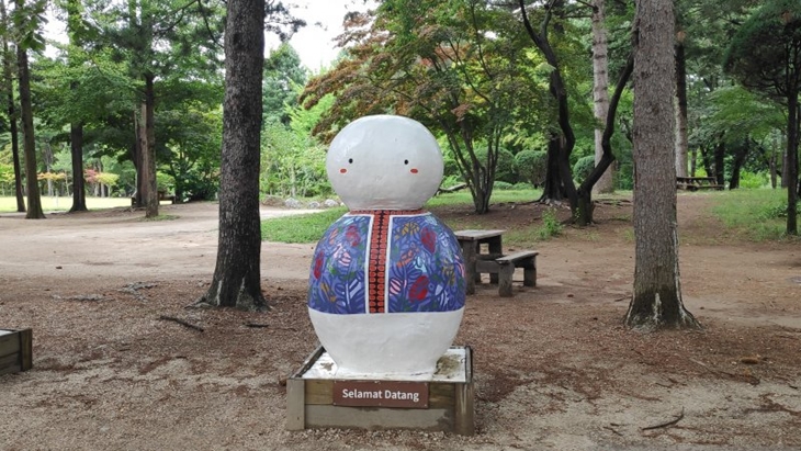Patung orang-orangan salju di Nami Island, Korea Selatan, berisi ucapan dalam berbagai bahasa, termasuk bahasa Indonesia. (ANTARA News/Natisha Andarningtyas)