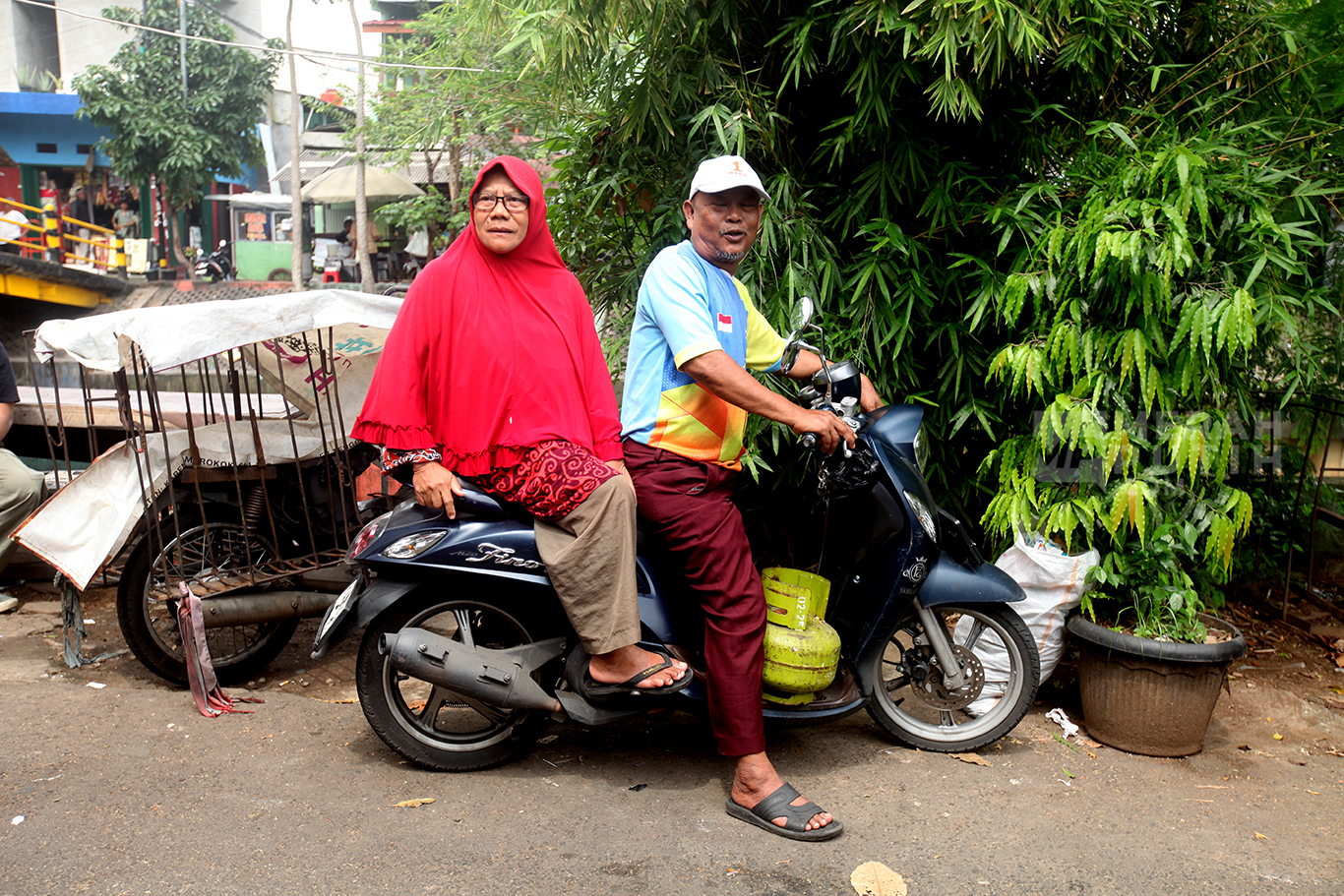 Warga mengantre kedatangan stok gas elpiji 3 kg bersubsidi di pangkalan gas di Kawasan Palmerah, Jakartra Barat, Selasa (4/2/2025).