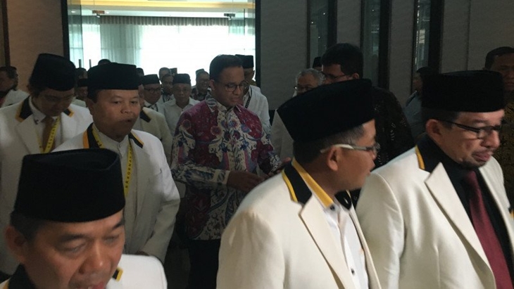 Gubernur DKI Jakarta Anies Baswedan bersama sejumlah elite PKS memasuki ruangan Rapat Koordinasi Nasional PKS. (ANTARA/Abdu Faisal)
