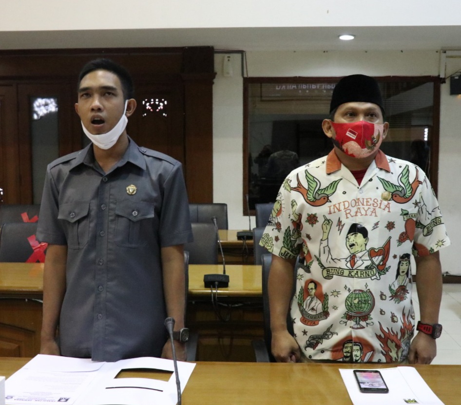 Anggota DPRD dari FPKS di DPRD, Solo, Jawa Tengah, Didik Hermawan (kanan) memakai baju pendukung Gibran Rakabuming Raka, Rabu (29/7). (MP/Ismail)