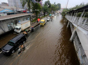 Melihat Banjir Setinggi 50 Sentimeter Genangi Jalan Daan Mogot, Taman Kota, Jakarta Barat