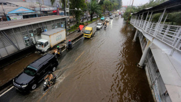 Melihat Banjir Setinggi 50 Sentimeter Genangi Jalan Daan Mogot, Taman Kota, Jakarta Barat
