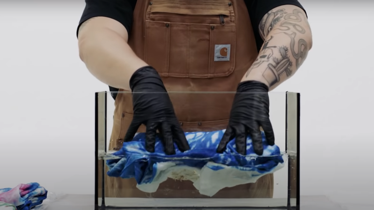 Cuci dan keringkan kaus Tie dye. (Foto: Youtube/Highsnobiety)