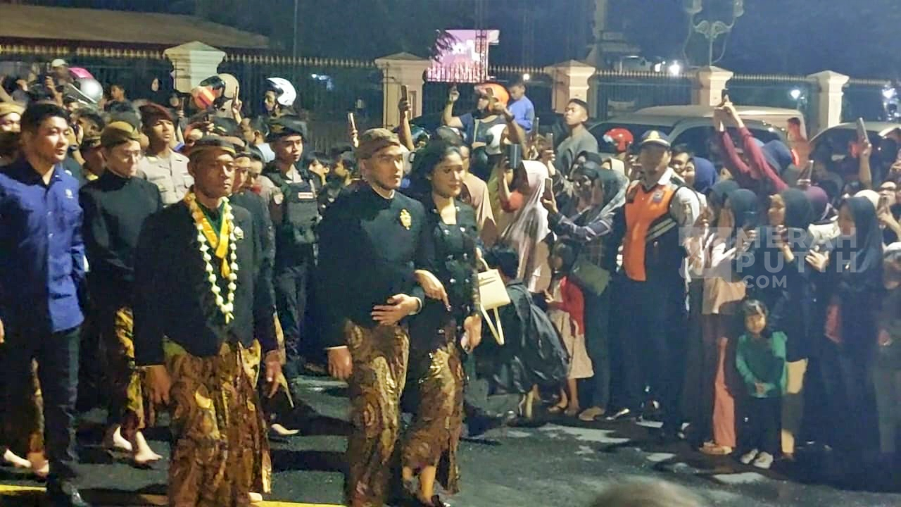 Kaesang dan Anak Puan Ikut Kirab Malam 1 Suro, Warga Berebut Udik-udik dari Mangkunegoro X