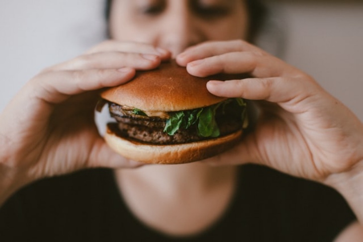 Ternyata Begini Cara Makan Burger yang Benar Menurut Para Peneliti
