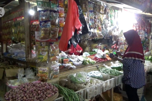 Pengunjung pasar tradisional di Jakarta. Foto: ANTARA
