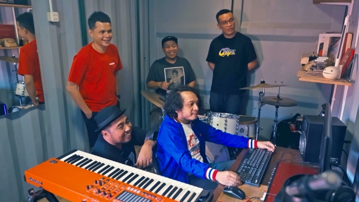 Persembahan untuk NAIF dari Diskoria, Ricky Surya Virgana, dan Isyana Sarasvati