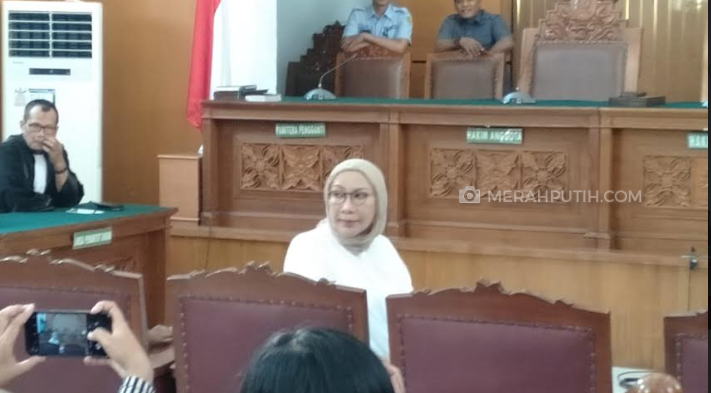 Yang Pertama Dipeluk Ratna Sarumpaet Usai Divonis Bersalah