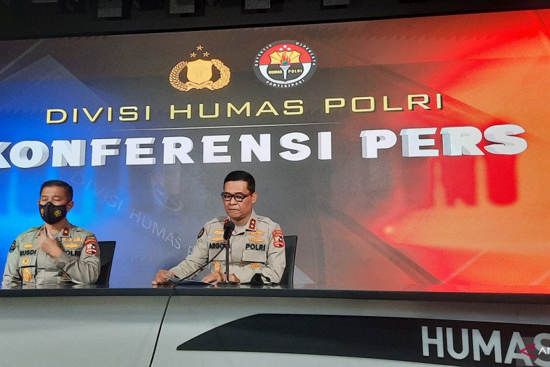 Kadiv Humas Polri Irjen Pol Argo Yuwono didampingi Karopenmas Divisi Humas Polri Brigjen Pol Rusdi Hartono memberikan penjelasan terkait ledakan bom di Makassar, Minggu (28/3/2021) (ANTARA/Laily Rahmawaty)