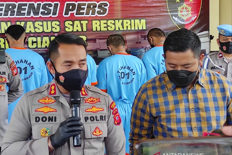 Kepala Polres Cianjur, Jawa Barat, AKBP Doni Hermawan (kiri), memberikan keterangan kepada pers, di Cianjur, Jawa Barat, Rabu. ANTARA/Ahmad Fikri