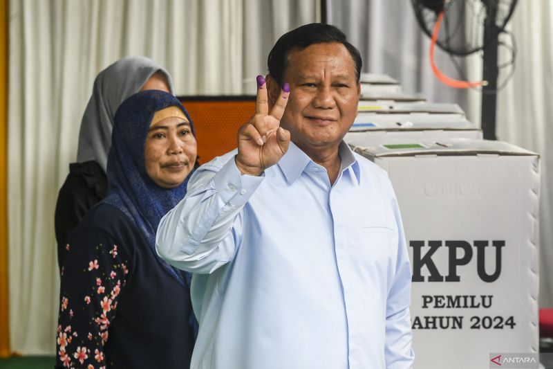 Capres nomor urut 2, Prabowo Subianto, usai mencoblos di TPS 033, Kampung Curug, Desa Bojong Koneng, Babakan Madang, Bogor, Jawa Barat, Rabu (14/2)