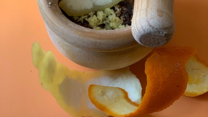 Selain kaya vitamin kulit jeruk bisa rontokan karang gigi (Foto: pexels.com/andres aragon)