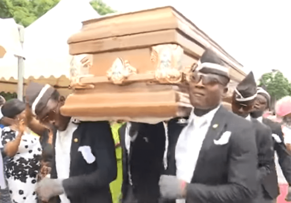 Dancing Pallbearers, Budaya Ghana Mengangkat Peti Mati Viral di Media Sosial 