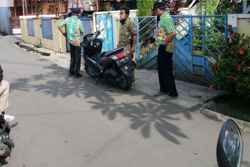 Petugas Kelurahan Lenteng Agung, Jakarta Selatan mengecek rumah kontrakan warga yang lolos mudik tidak mengantongi SIKM, Kamis (28/5/2020) (ANTARA/HO-Kominfotik Jakarta Selatan)