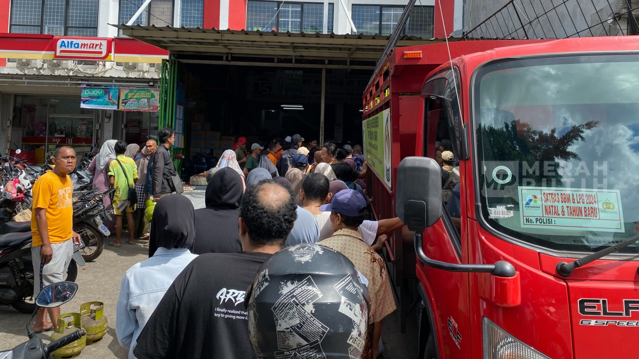 Antrean Panjang Beli Gas di Pangkalan Resmi, Warga: Stok di Pengecer Kosong
