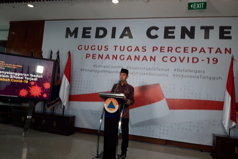 Sekretaris Komisi Fatwa MUI Dr HM Asrorun Niam Sholeh MA saat memberikan keterangan pers di BNPB Jakarta, Kamis (19/3/2020). (ANTARA/ (Muhammad Zulfikar)