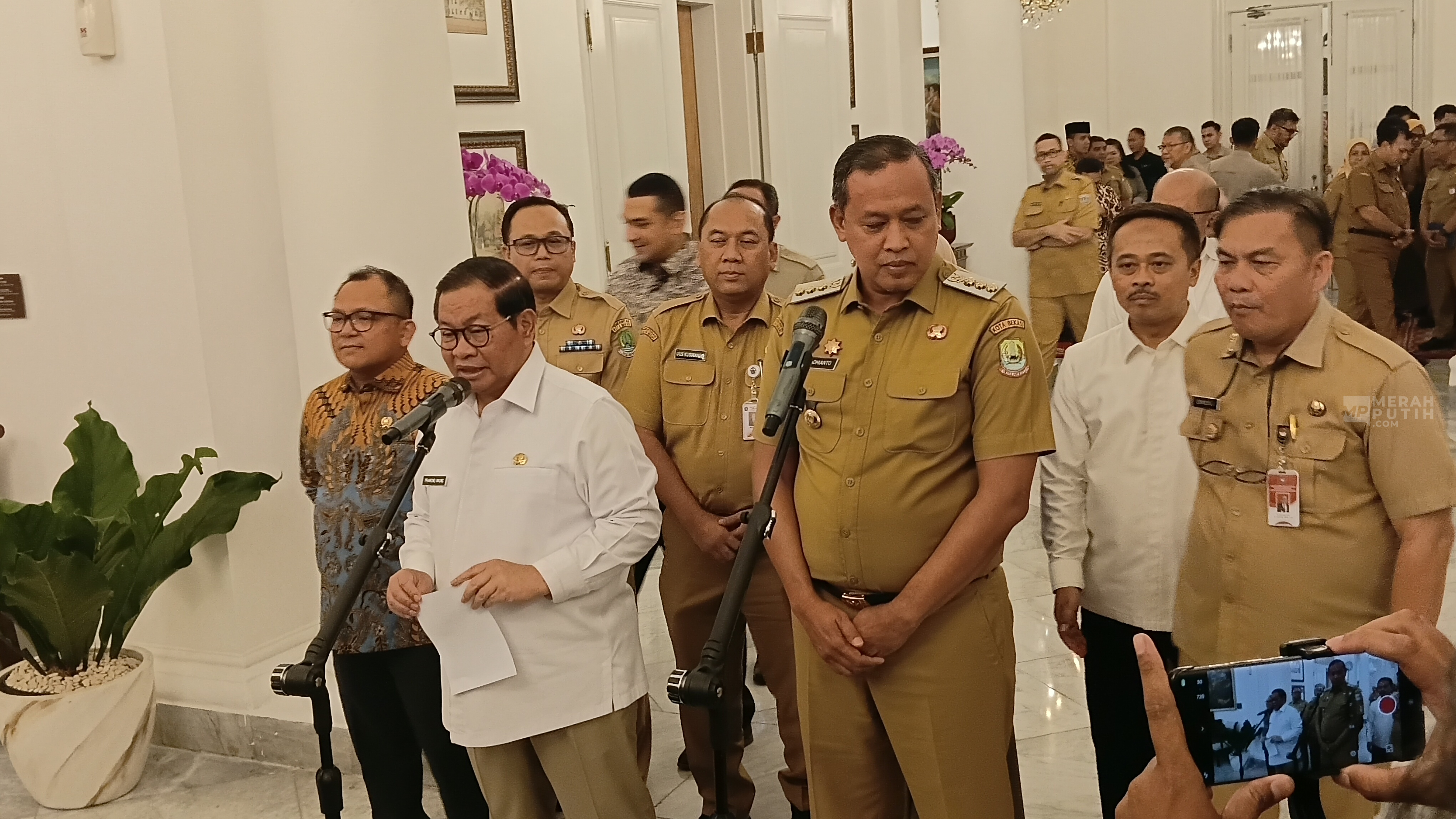 Gubernur Pramono 'Sentil' Wali Kota Bekasi tak Kunjung Bangun Halte Transjabodetabek