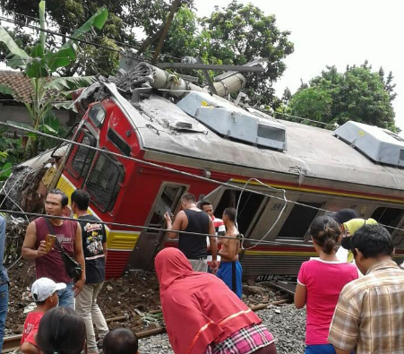 Penumpang KRL di Stasiun Cilebut Telantar