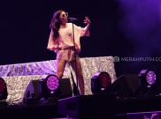 Charli XCX Panaskan Panggung Utama