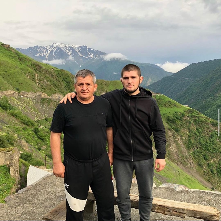 Khabib bersama ayahnya Abudlmanap. (Foto: MP/Twitter khabib_nurmagomedov)