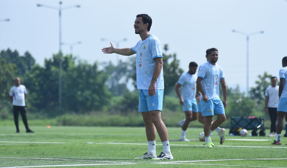 Gelandang Persib Thom Haye Tatap Dewa United FC dengan Spirit yang Bagus