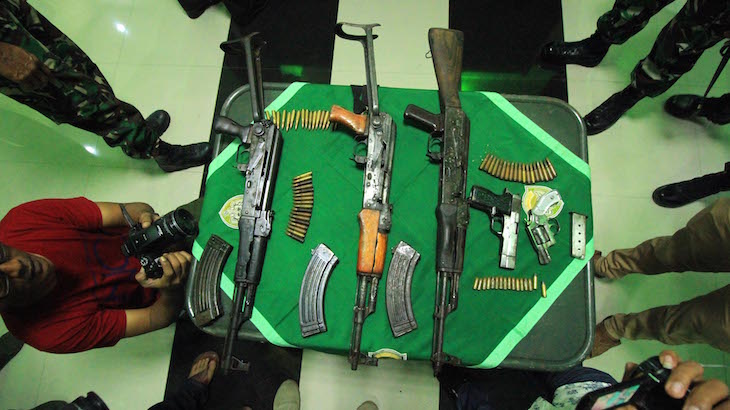 Masyarakat Serahkan Berbagai Jenis Senjata Api ke TNI