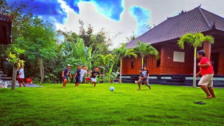 Tak Ada Tiang Gawang, Sandal Pun Jadi