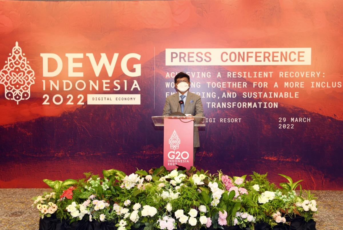Menteri Komunikasi dan Informatika, Johnny G. Plate dalam 1st Meeting Digital Economy Working Group yang berlangsung secara hibrida dari Hotel Aruna Senggigi, Lombok Barat, Nusa Tenggara Barat, Selasa (29/03/2022). - (AYH)